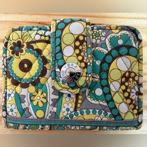 Vera Bradley wallet beautiful colorway. Must see and own walket!
